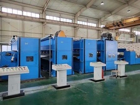 300kg/H - 700kg/H خط إنتاج إبرة الجيوتيكسيتيل الخنقة غير المنسوجة
